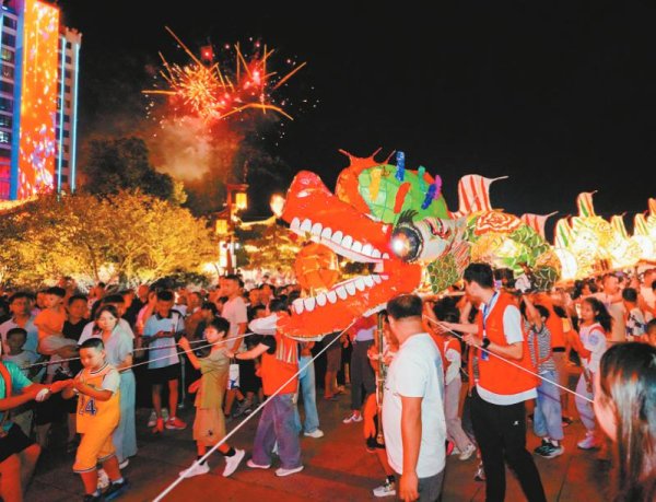 114配资查询 “夏夜童话”非遗奇妙夜活动在连城四角井历史文化街区举行